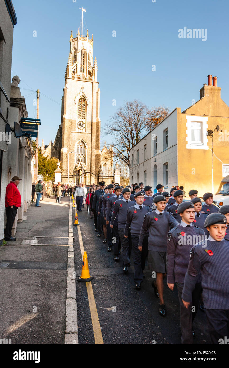 Erinnerung Sonntag, England, die Kadetten in blauer Uniform, jeder trägt ein Mohn auf der rechten Schulter, marschieren entlang der Straße, weg von der Kirche. Blue Sky. Stockfoto