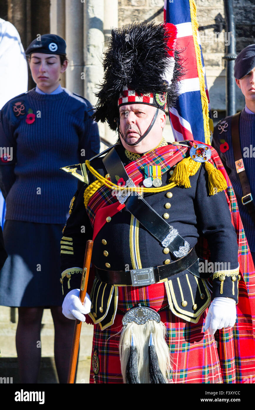 Erinnerung Sonntag Sergeant Major der schottische Highlanders in voller Uniform stehend an Aufmerksamkeit außerhalb der Kirche während der Minuten Stille. Stockfoto