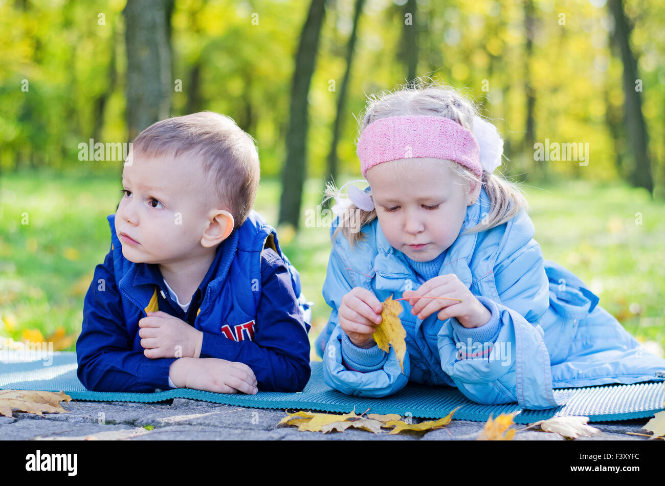 Junge Kinder entspannend in einem Park Stockfoto