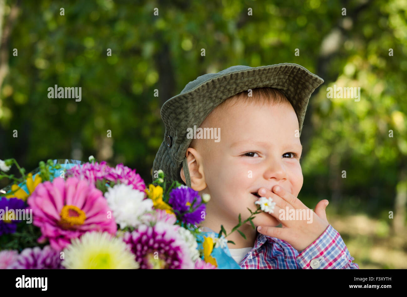 Kleiner Junge mit Blumenstrauß Stockfoto