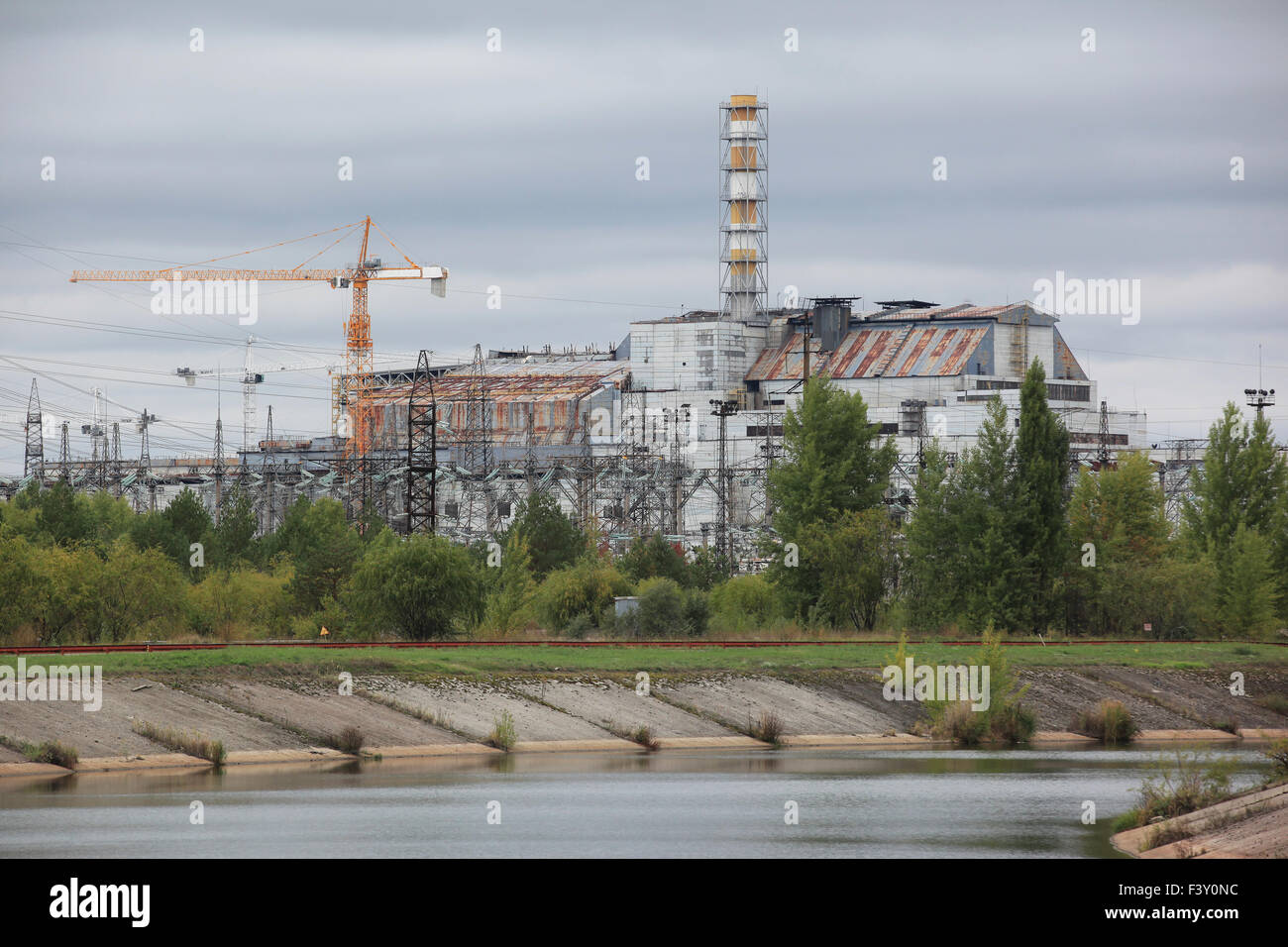 Blick auf den zerstörten Reaktor (1986) 4 mit seiner einschließenden Sarkophag. Kernkraftwerk. Sperrzone von Tschernobyl, Ukraine. Stockfoto