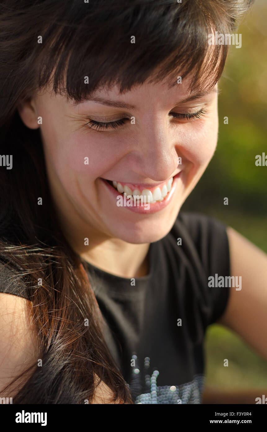 Porträt einer lachenden Frau zugeschnitten Stockfoto