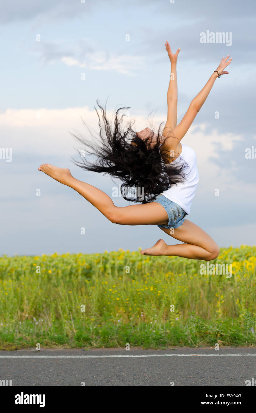 Sportliche Frau springt in Ballett-pose Stockfoto