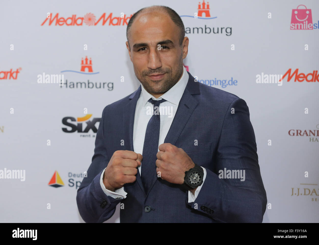 Hamburg, Deutschland. 5. Oktober 2015. Boxer Arthur Abraham wirft auf ...