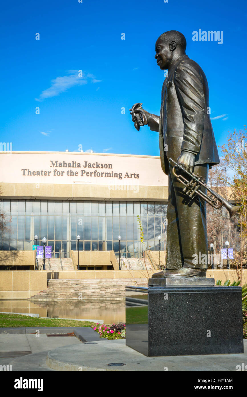 Statue von Louis Armstrong und Mahalia Jackson Theater Performing Arts Gebäude in Armstrong Park, Treme Bereich, New Orleans, LA Stockfoto