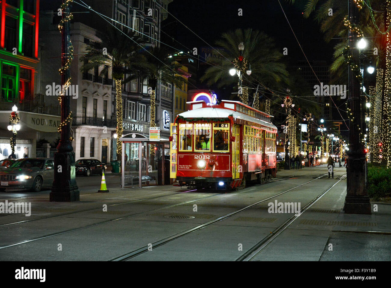 Der Canal Streetcar nachts unter den Neonröhren und Weihnachtsschmuck sorgt für ein festliches Ambiente in New Orleans, LA Stockfoto