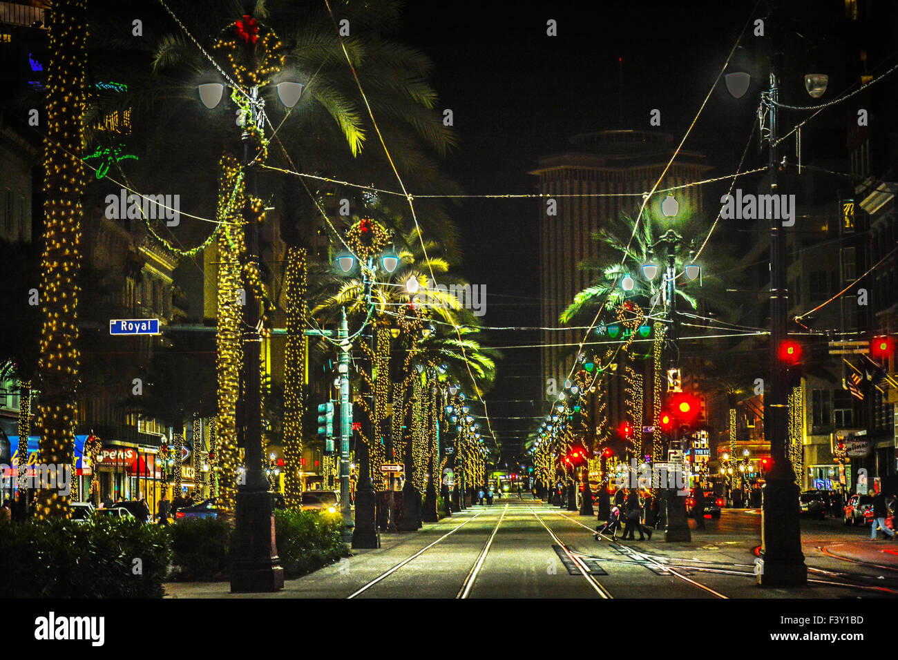 Der Canal Streetcar nachts unter den Neonröhren und Weihnachtsschmuck sorgt für ein festliches Ambiente in New Orleans, LA Stockfoto