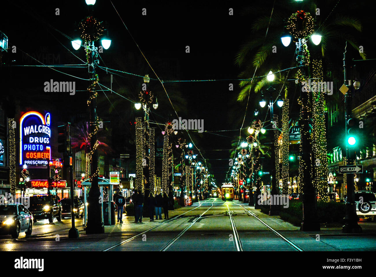 Eine Ferne Canal Street Auto nähert sich nachts unter festlich dekoriert Urlaub Lichtstimmungen in New Orleans, LA Stockfoto