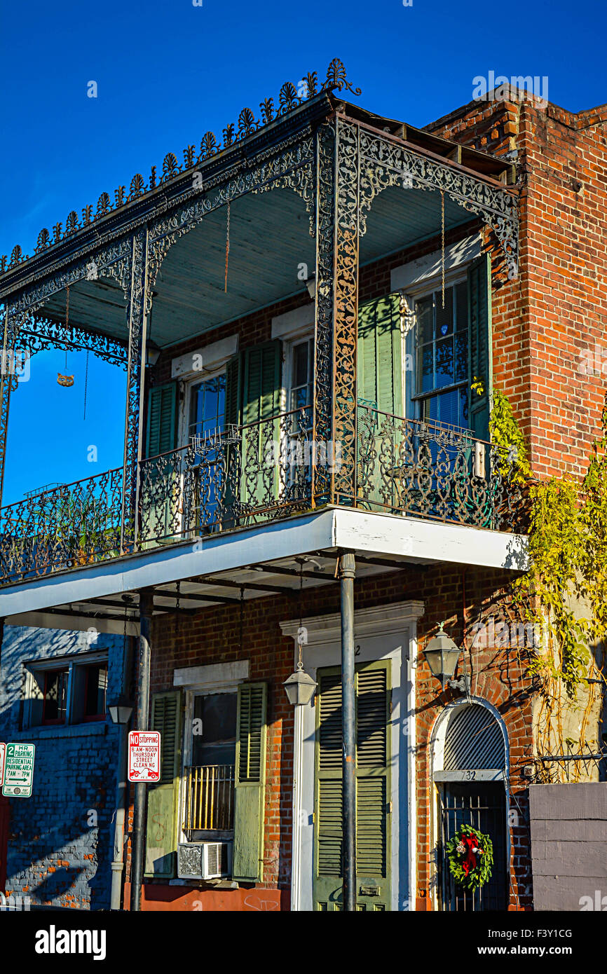 Kreolische Stadthaus im French Quarter, ältere mit Persönlichkeit und verfügt über einen reich verzierten schmiedeeisernen Balkon, New Orleans, LA Stockfoto