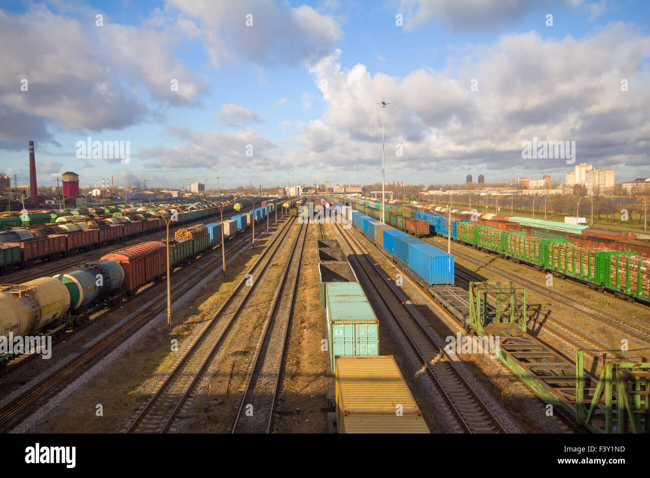 Güterzug mit Farbe Frachtcontainer Stockfoto