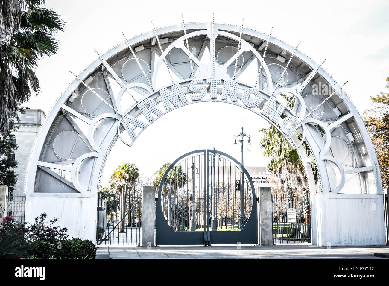 Die kreisförmige Eisentor und Metall Torbogen Eintritt in die beeindruckende Armstrong Park im Bereich Treme von New Orleans, LA Stockfoto