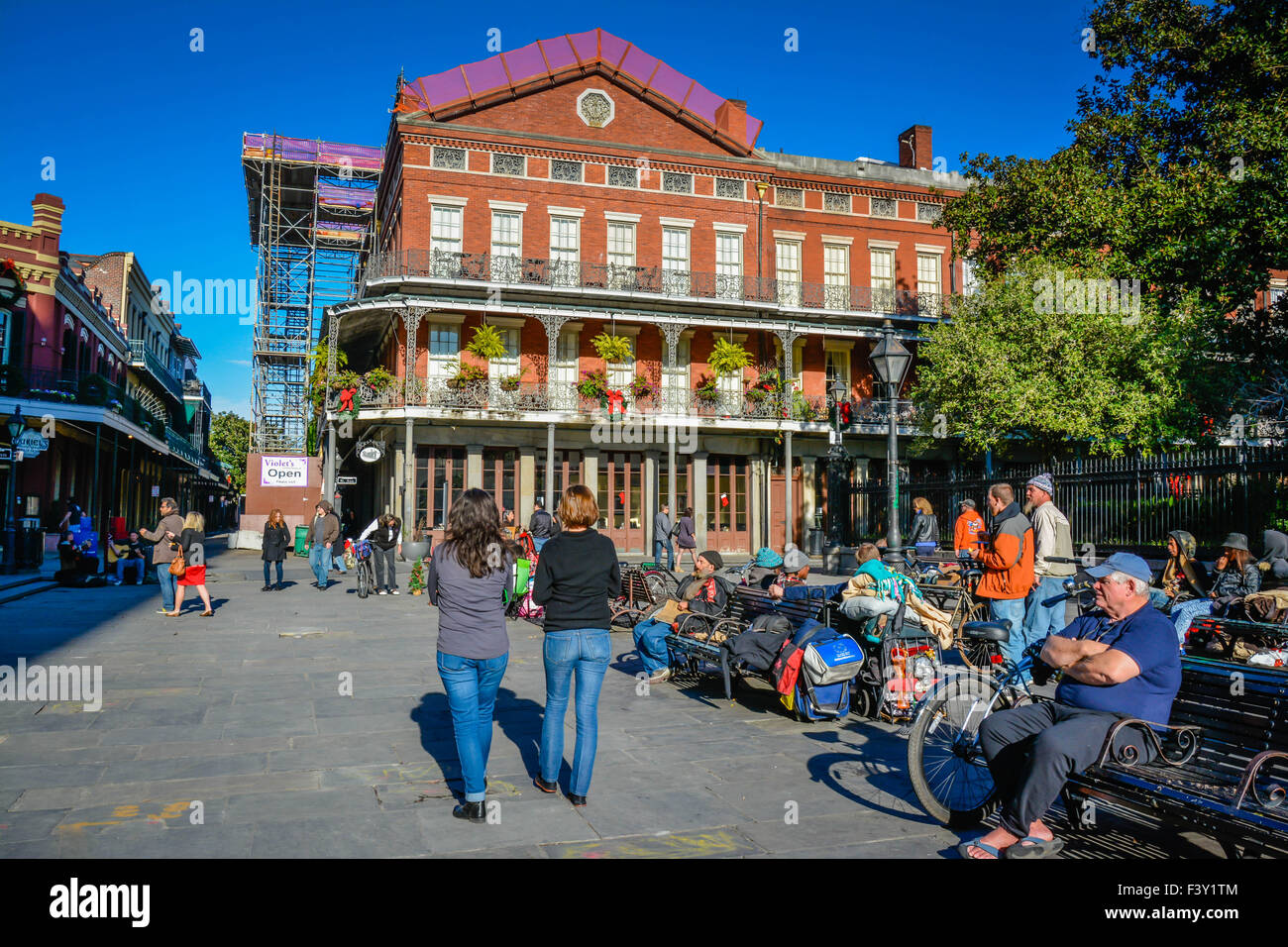 Leute zu beobachten und sammeln in der Nähe von Pontalba Gebäude im French Quarter, in der Nähe von Jackson Square in New Orleans, LA Stockfoto
