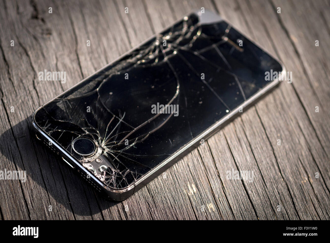 Apple Iphone 5 s mit einem gebrochenen Bildschirm Stockfoto