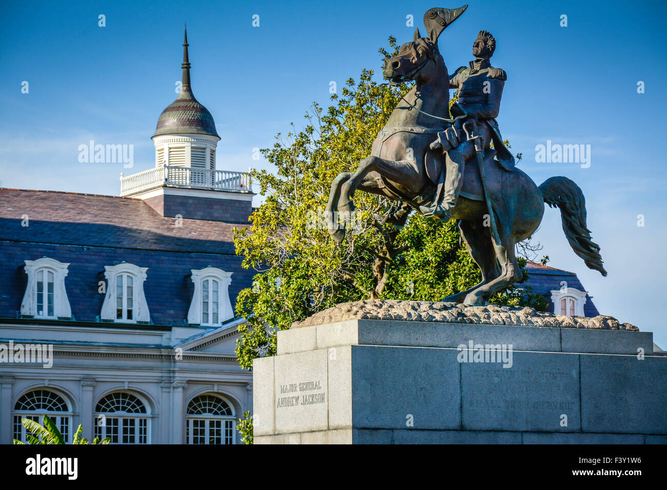 Ein Reiterstandbild von General Andrew Jackson vor Louisiana State Museum, French Quarter, Jackson Square New Orleans LA Stockfoto