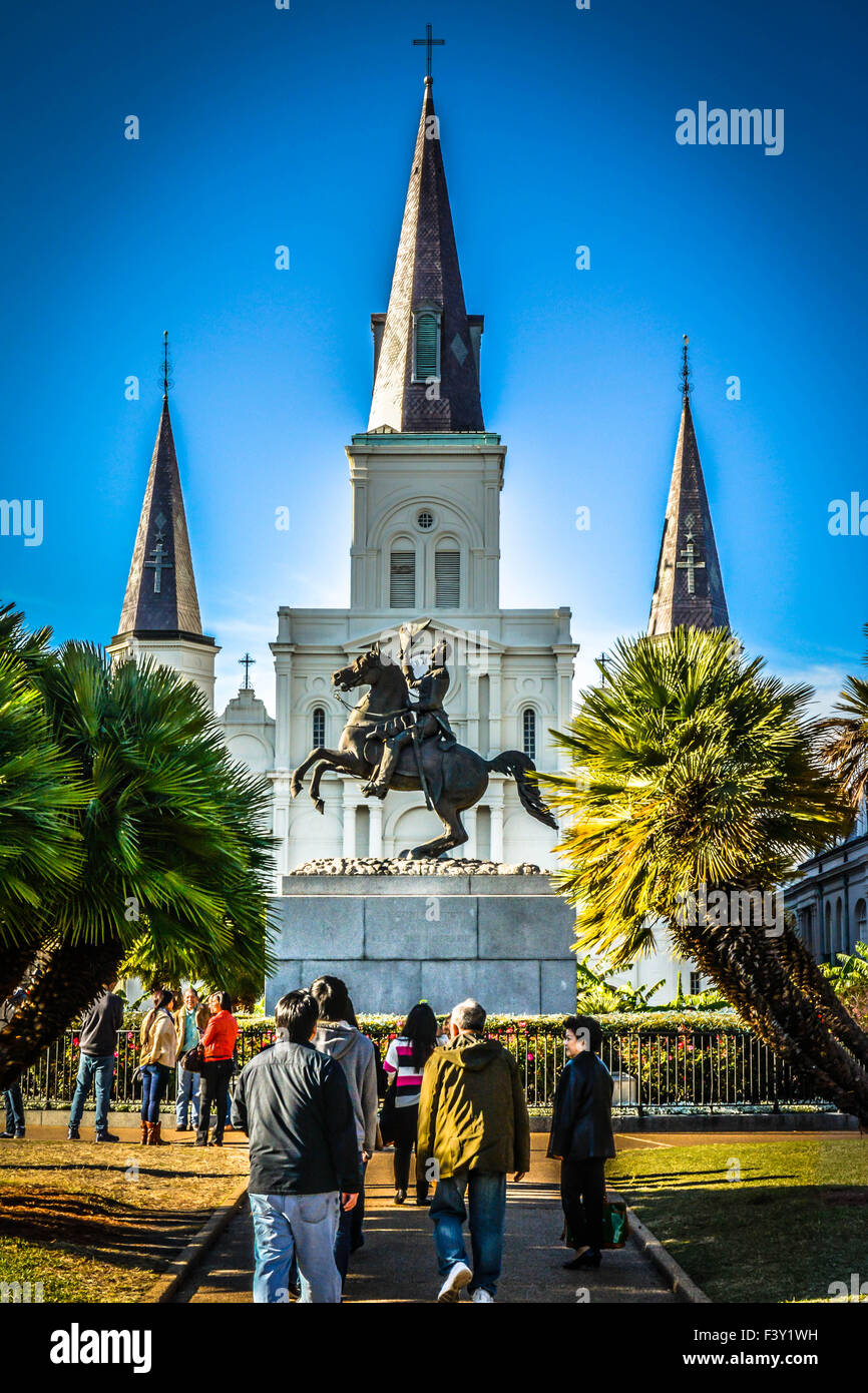 Touristen gehen Sie in Richtung der Reiterstandbild von General Andrew Jackson, bevor die St. Louis Kathedrale, French Quarter, Jackson Square, New Orleans, LA Stockfoto