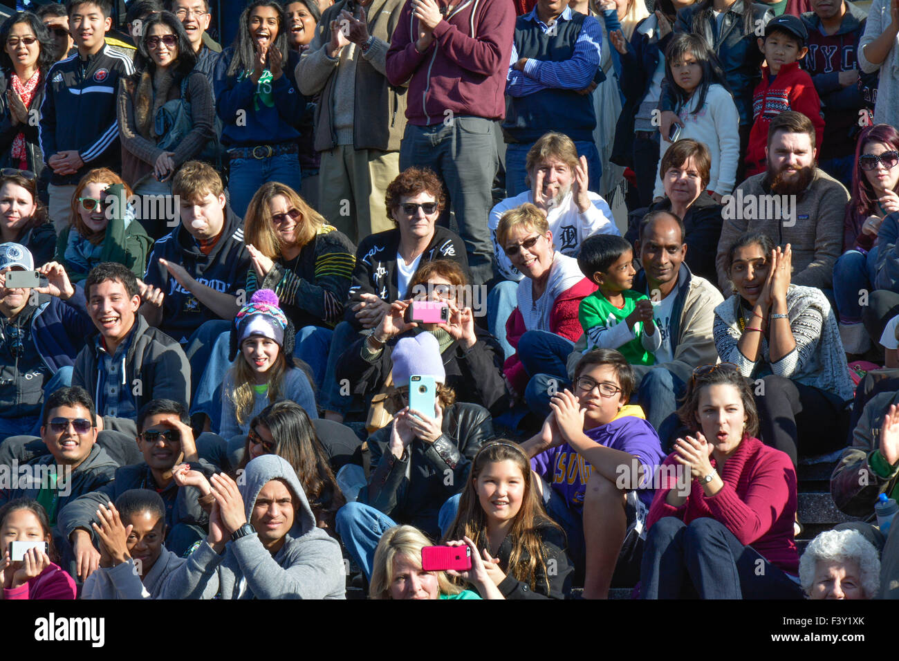Vielzahl von unterschiedlichen Menschen in den USA sitzen auf der Tribüne zu reagieren und ein Ereignis zu beobachten Stockfoto