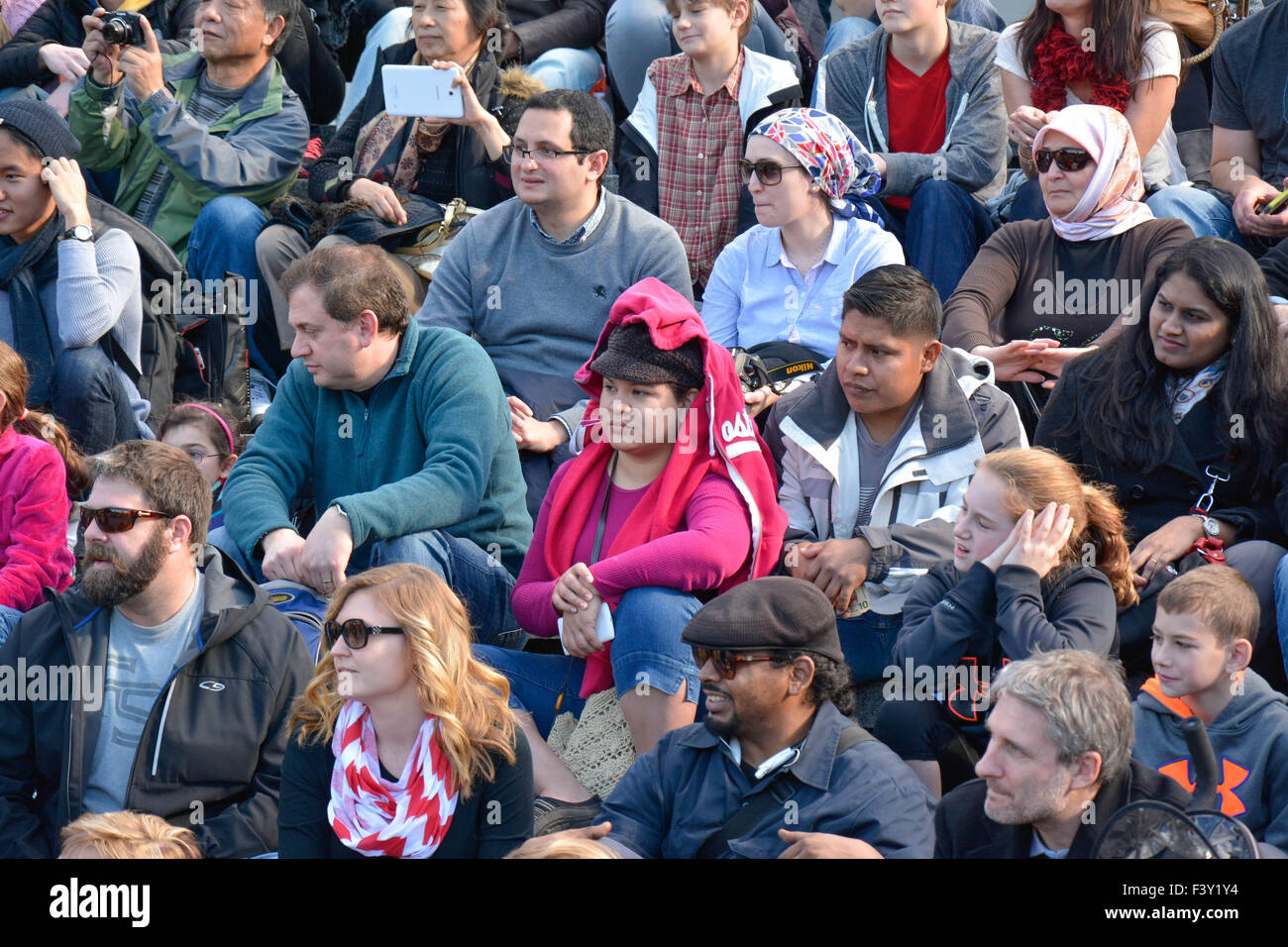 Vielzahl von unterschiedlichen Menschen in den USA sitzen auf der Tribüne zu reagieren und ein Ereignis zu beobachten Stockfoto