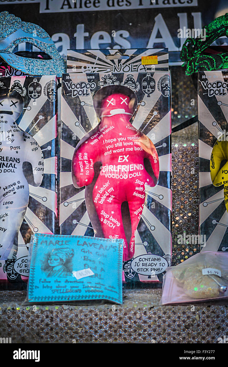 Voodoo-Puppen im Schaufenster des Laveaus House of Voodoo Shop, Bourbon Street im French Quarter, New Orleans, LA Stockfoto