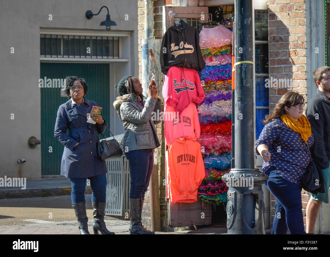 Menschen, Sehenswürdigkeiten und Souvenir-shopping snap Handy Fotos auf Decatur Street in New Orleans, LA Stockfoto