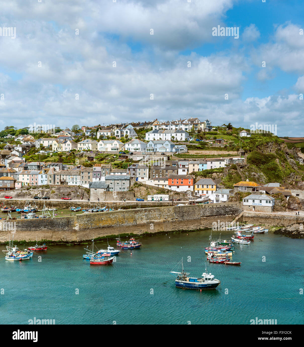 Blick über den Hafen des Fischerdorfes Mevagissey in Cornwall, England, Großbritannien Stockfoto