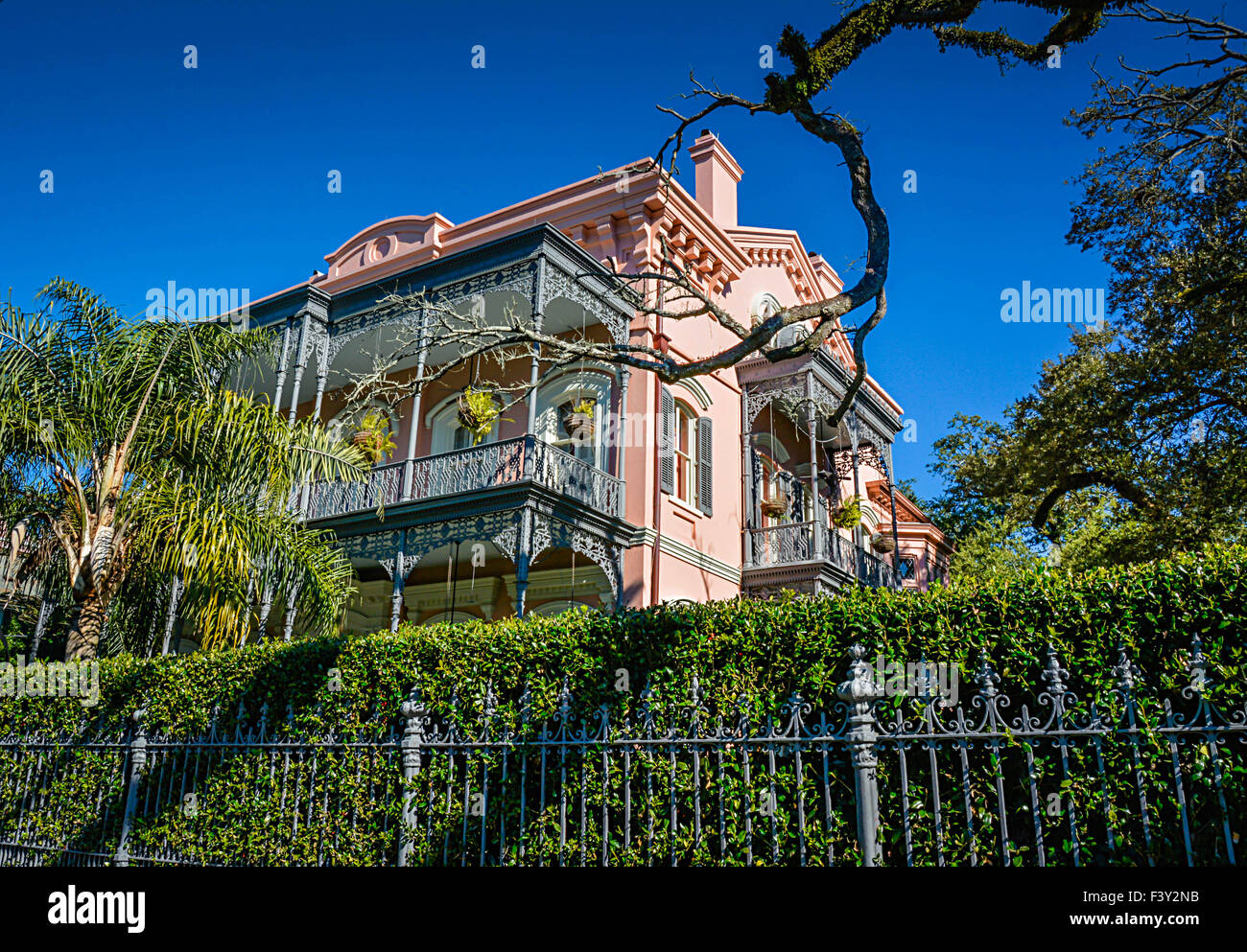 Das wunderbar einzigartige rosa Italianate Joseph Carroll House mit reich verzierten Eisen Fechten im Garden District in New Orleans, LA Stockfoto