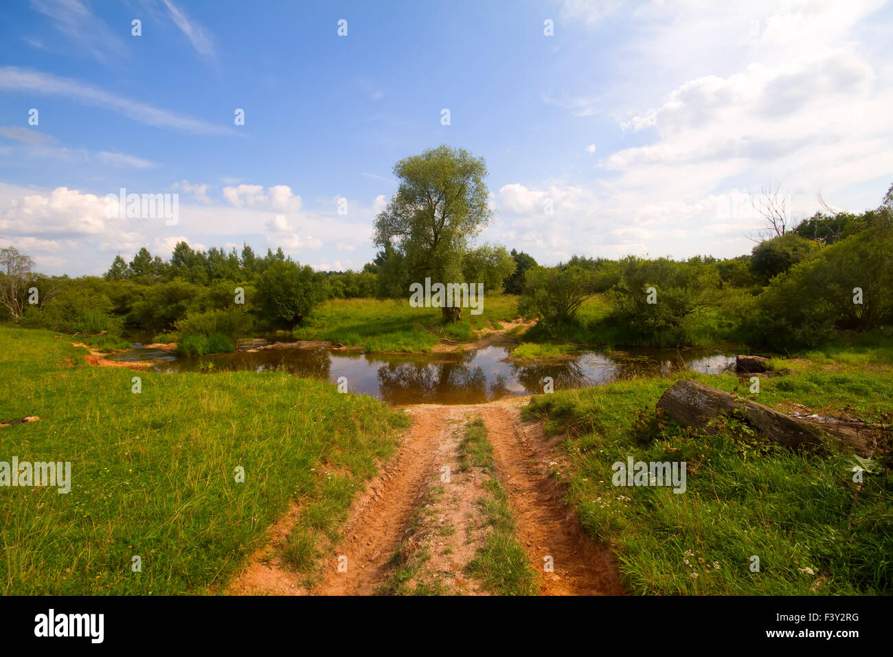 Straße mit Fluss ford Stockfoto