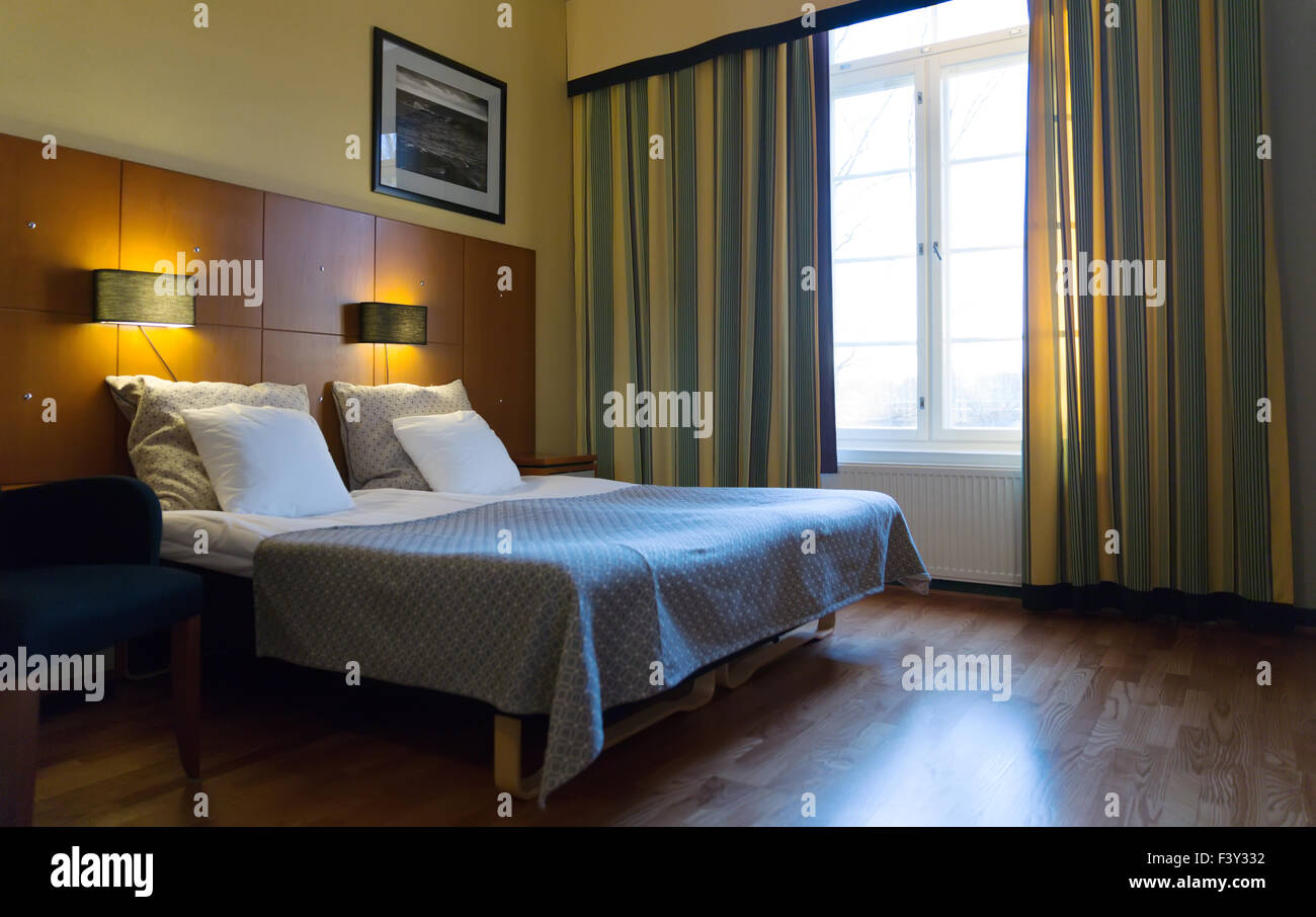 Schlafzimmer mit Doppelbett Stockfoto
