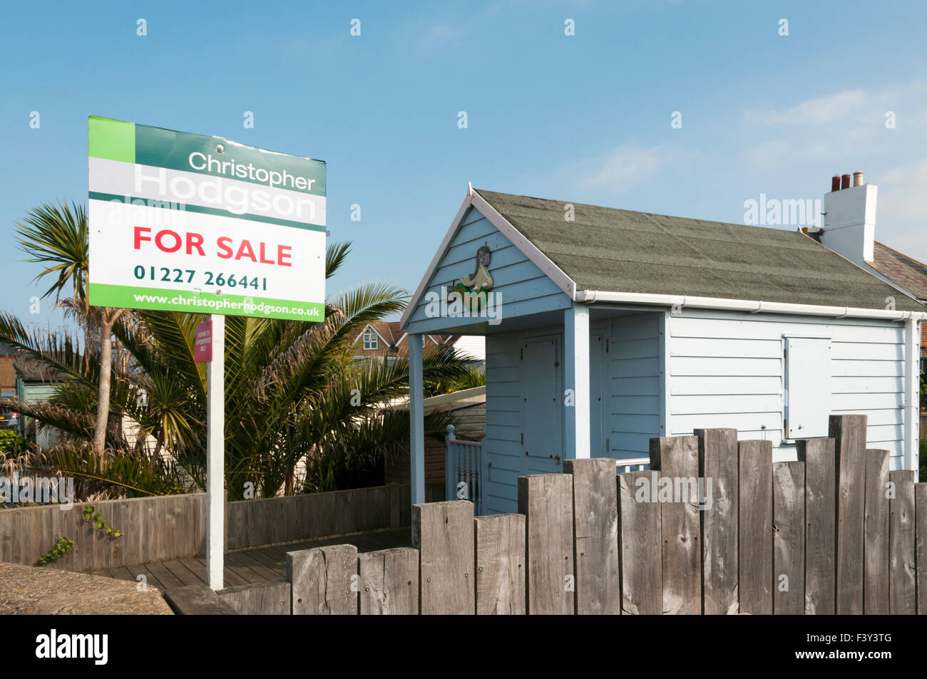 Der Grundbesitz von diesem Whitstable Strandhütte Stand zum Verkauf im Sommer 2015 für £150.000. Stockfoto