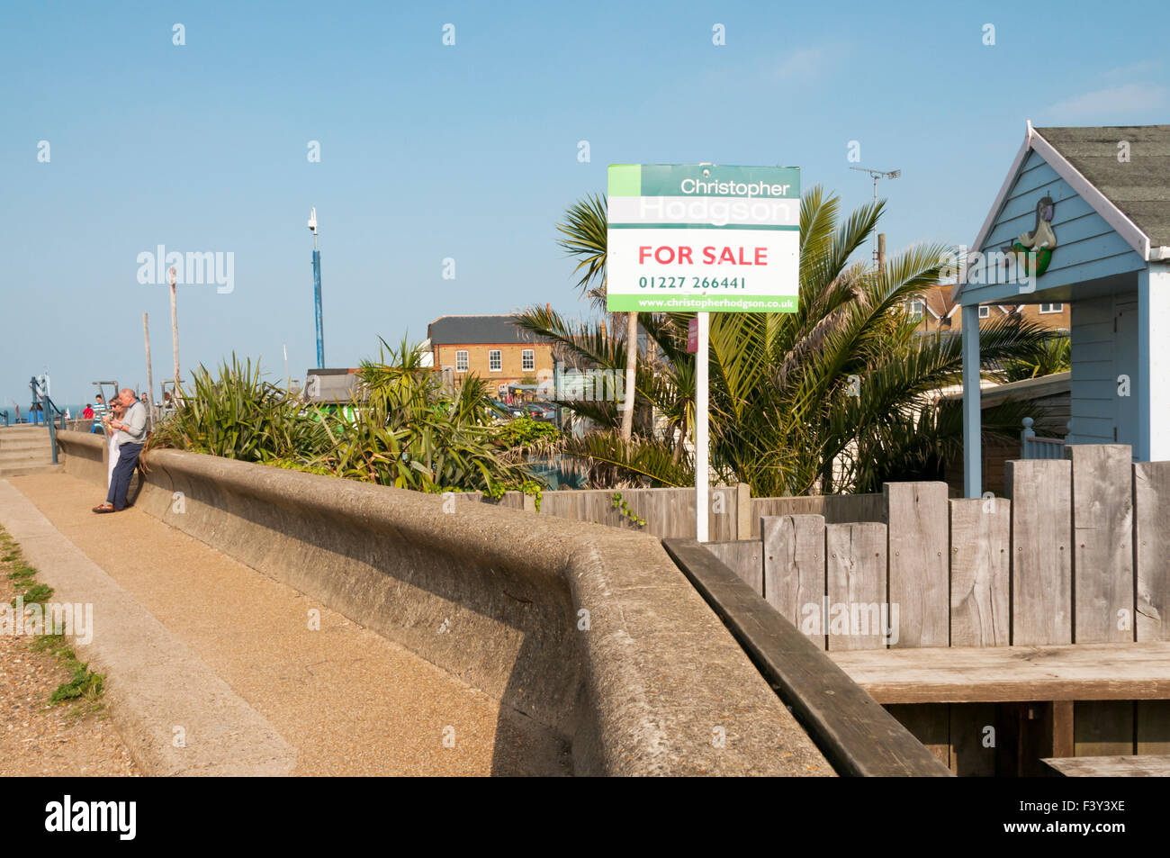 Der Grundbesitz von diesem Whitstable Strandhütte Stand zum Verkauf im Sommer 2015 für £150.000. Stockfoto