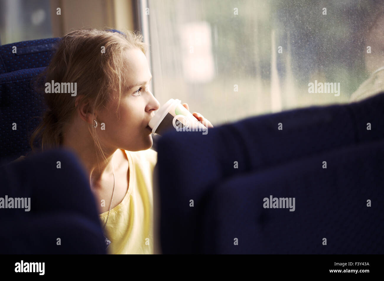 Nachdenkliche Frau mit dem Zug reisen Stockfoto