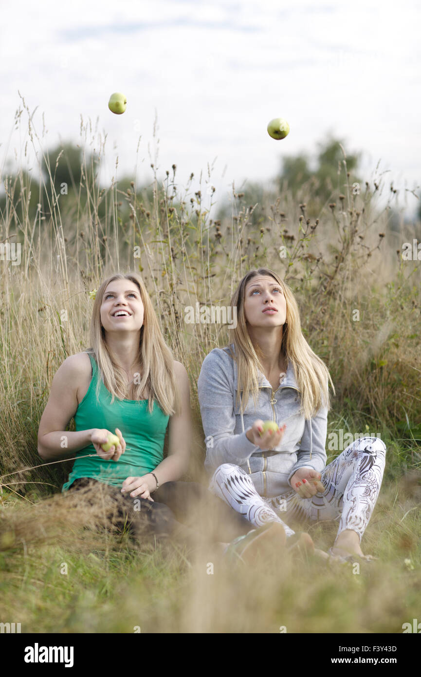 Zwei verspielte Mädchen jonglieren im freien Stockfoto