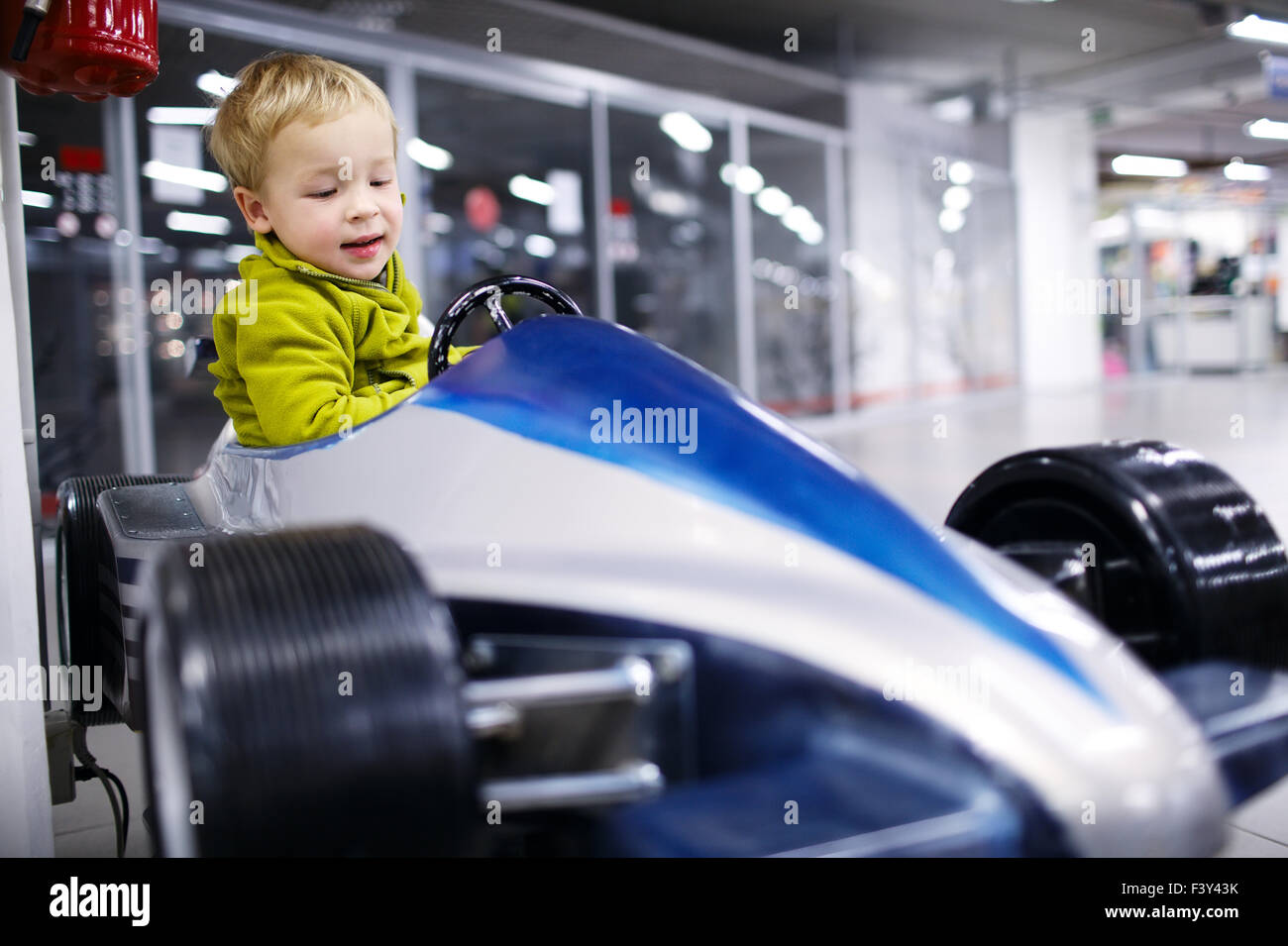 Kleiner Junge einen Rennwagen fahren Stockfoto