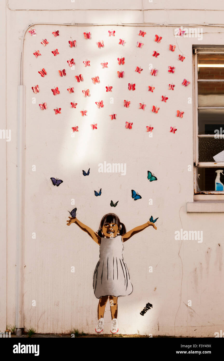 Recyceln Sie Mädchen Graffiti von Unify in Whitstable Schmetterlinge aus Coca-Cola-Dosen hergestellt enthält. Stockfoto