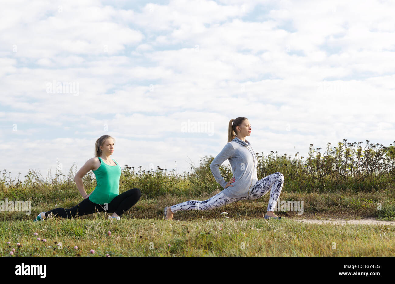 Zwei junge Mädchen, die Bewegung in der Natur Stockfoto