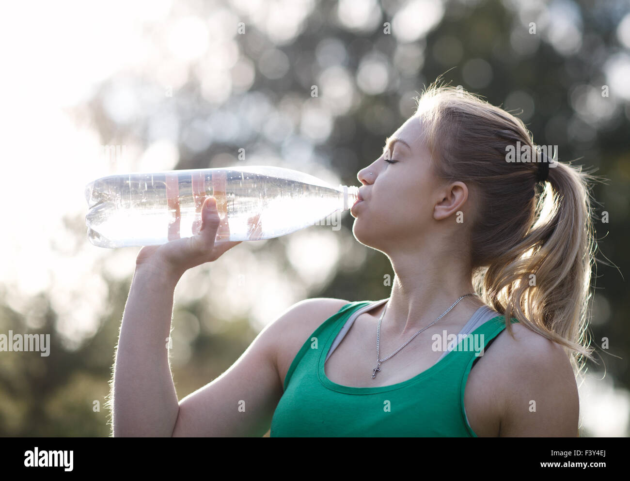 Junge Frau Trinkwasser nach fitness Stockfoto