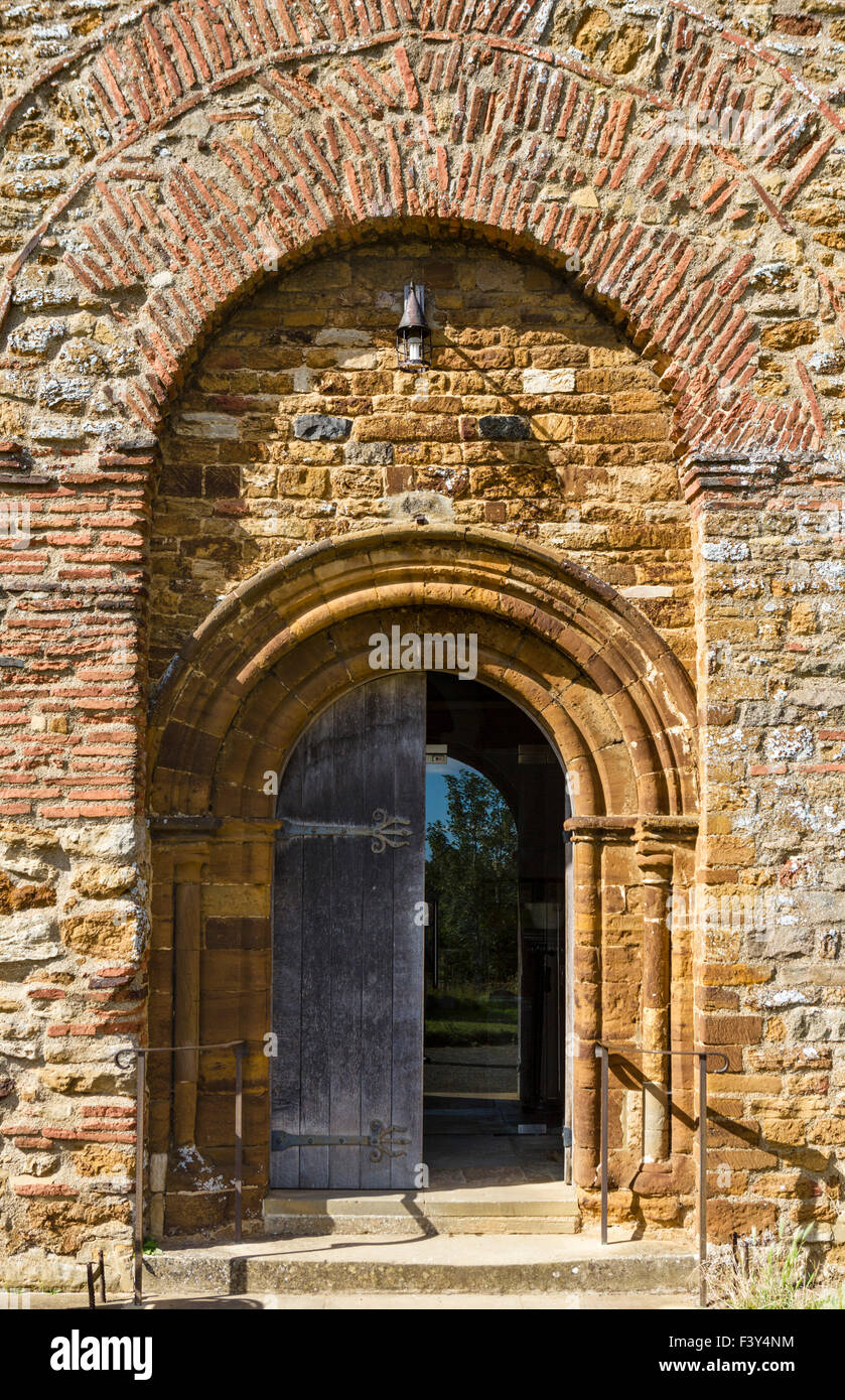 Allerheiligenkirche, eines der ältesten angelsächsischen Kirchen des Landes aus der Zeit um 690AD, Brixworth, Northants, Großbritannien Stockfoto