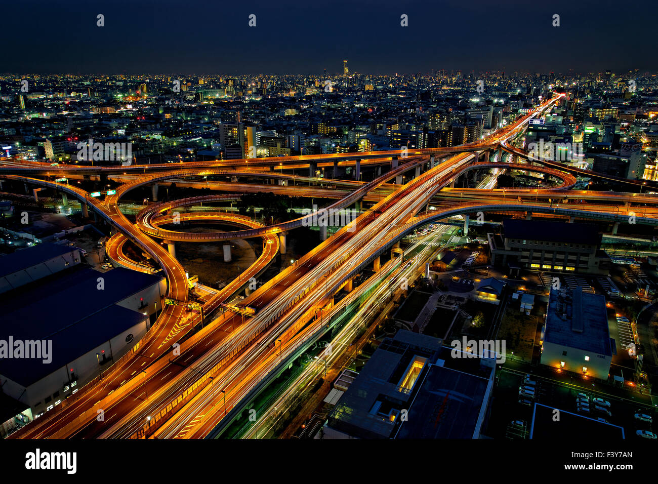 Japan, Honshu Insel, Kansai, Osaka, Schnellstraßen in der Nacht. Stockfoto