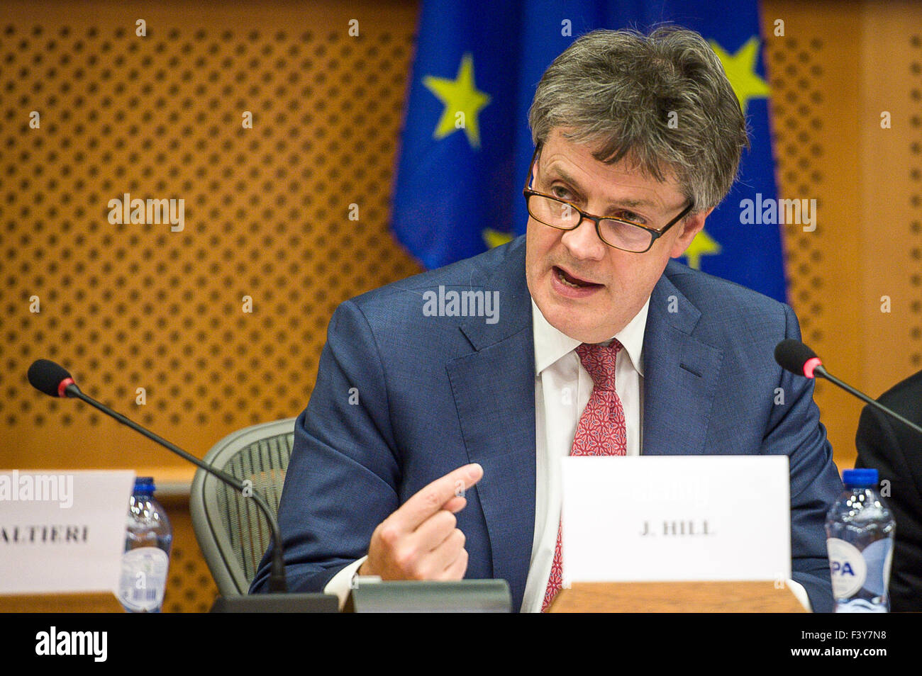 Jonathan Hill, EU-Kommissar für Financial services Gespräche vor dem Ausschuss für Wirtschaft und Währung in Brüssel am 13.10.2015 Kommissar beantwortet die Fragen von Mitgliedern des Europäischen Parlaments über Finanzdienstleistungen und Kapitalmarktunion von Wiktor Dabkowski Stockfoto Jonathan Hill, EU-Kommissar für Financial services Gespräche vor dem Ausschuss für Wirtschaft und Währung in Brüssel am 13.10.2015 Kommissar beantwortet die Fragen von Mitgliedern des Europäischen Parlaments über Finanzdienstleistungen und Kapitalmarktunion von Wiktor Dabkowski Stockfoto