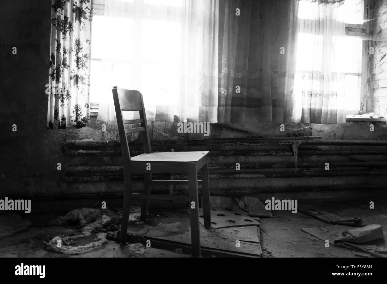 Stuhl am Fenster Stockfoto