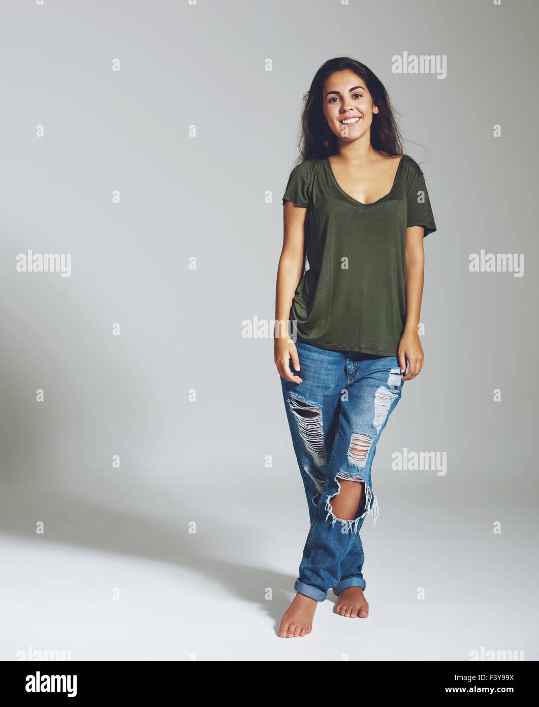 In voller Länge Portrait einer Frau in Jeans und ein Hemd. Isolierte Porträt Stockfoto