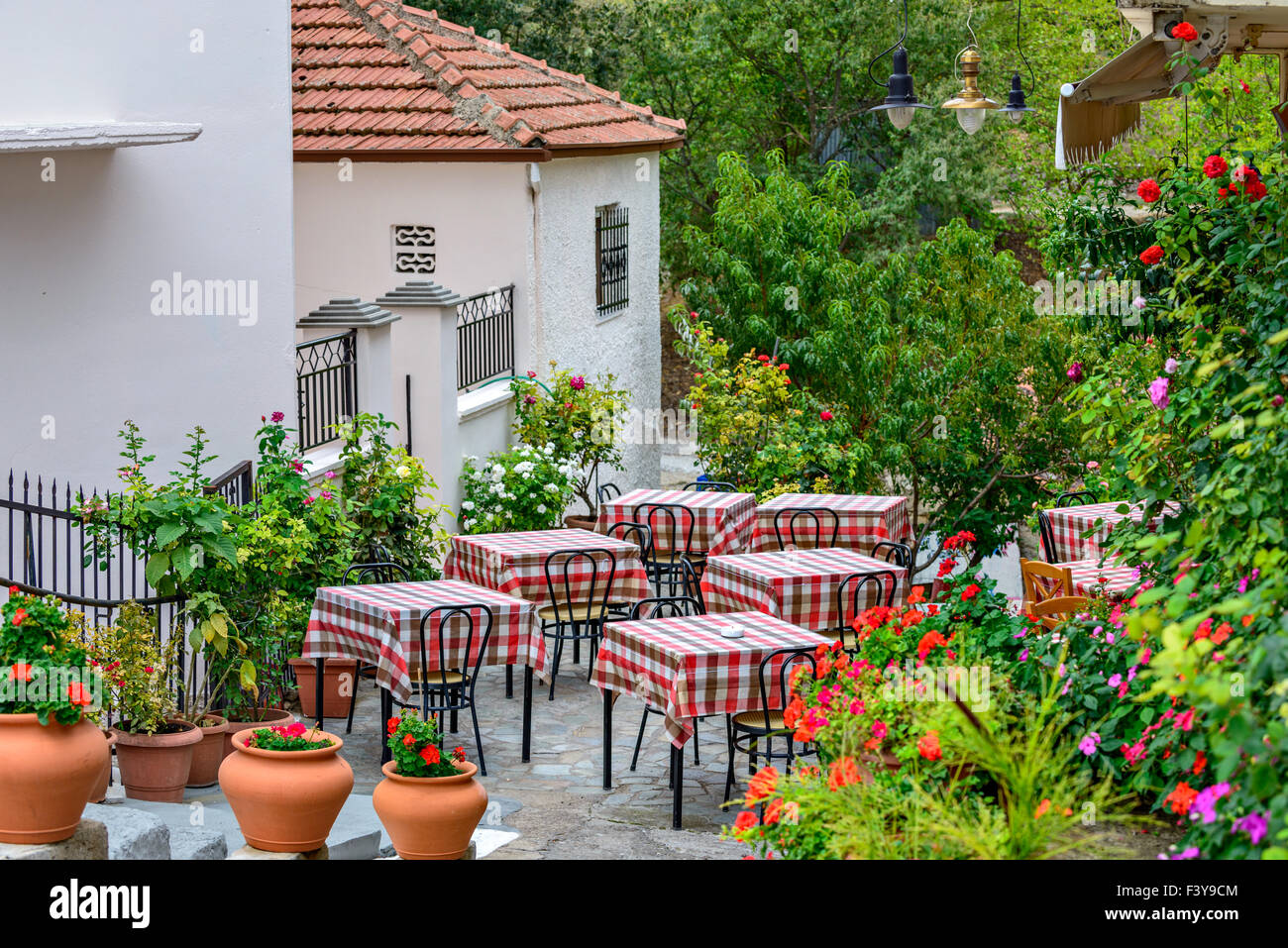Restauranttische auf Terrasse Stockfoto