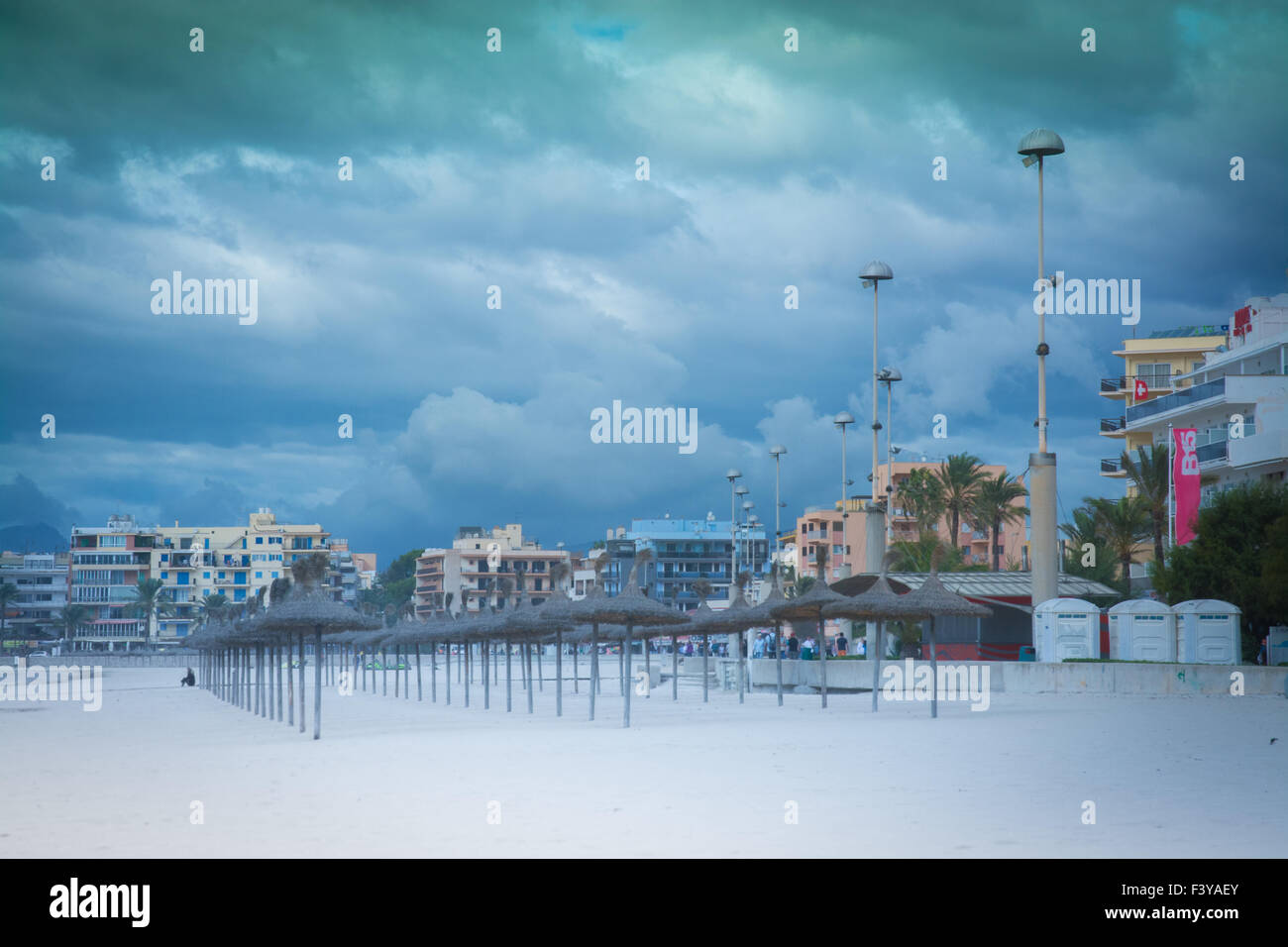 November-Himmel in Can Pastilla, Mallorca. Stockfoto