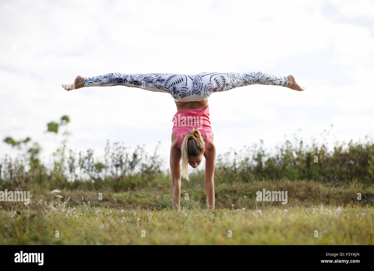 Mädchen training im freien Stockfoto