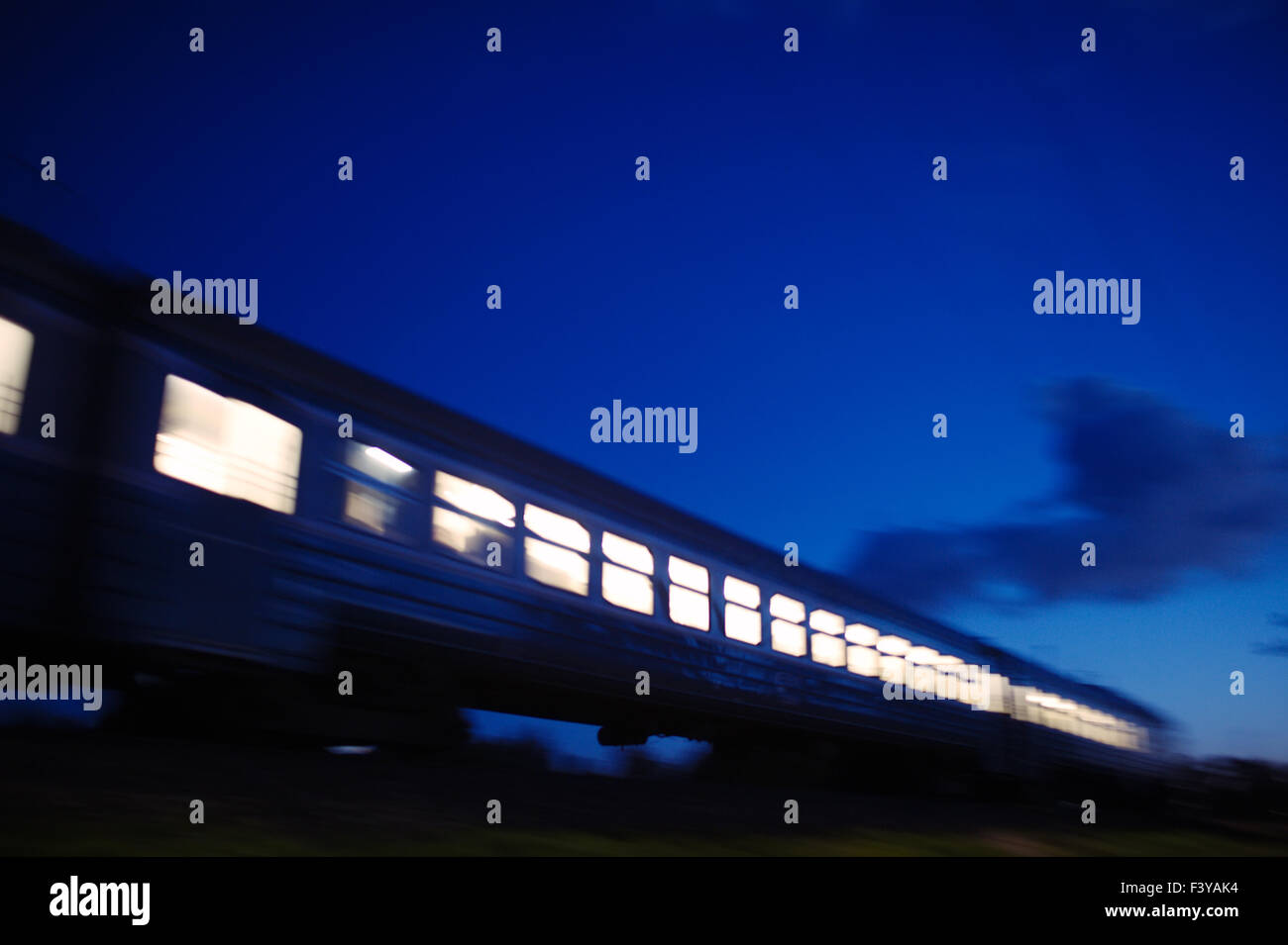 Beleuchtete Zug vorbei in der Nacht Stockfoto