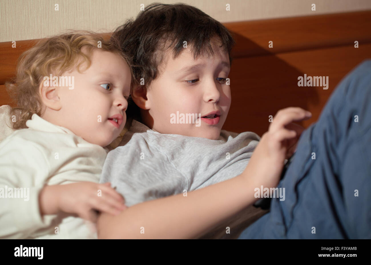 Zwei Kinder spielen mit einem tablet Stockfoto