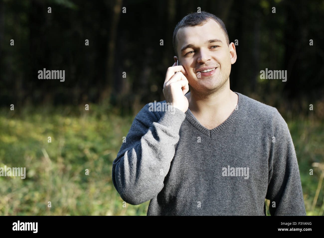 Mann, lachend, als er auf seinem Handy-chats Stockfoto