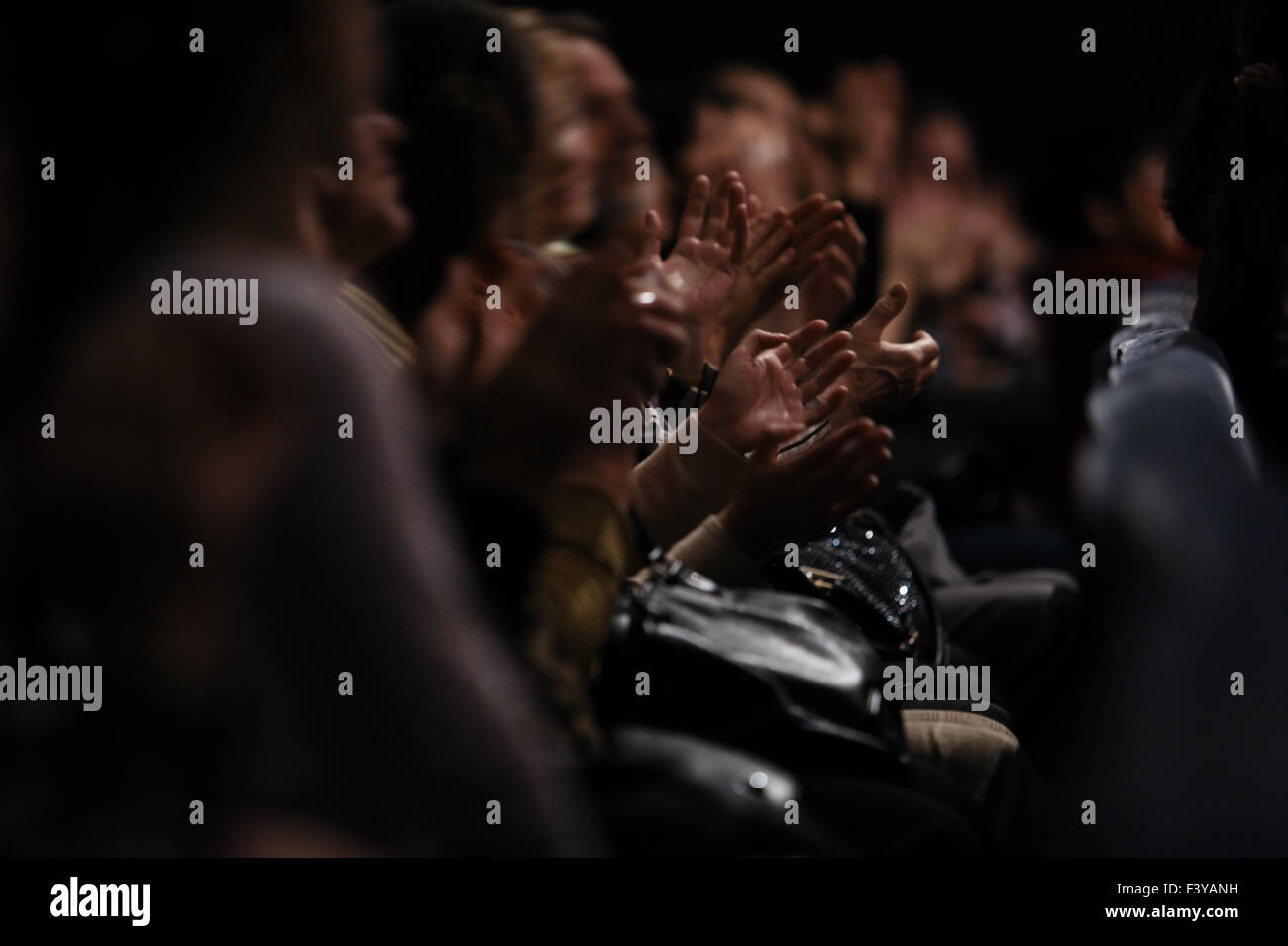 Publikum, klatschten in die Hände Stockfoto