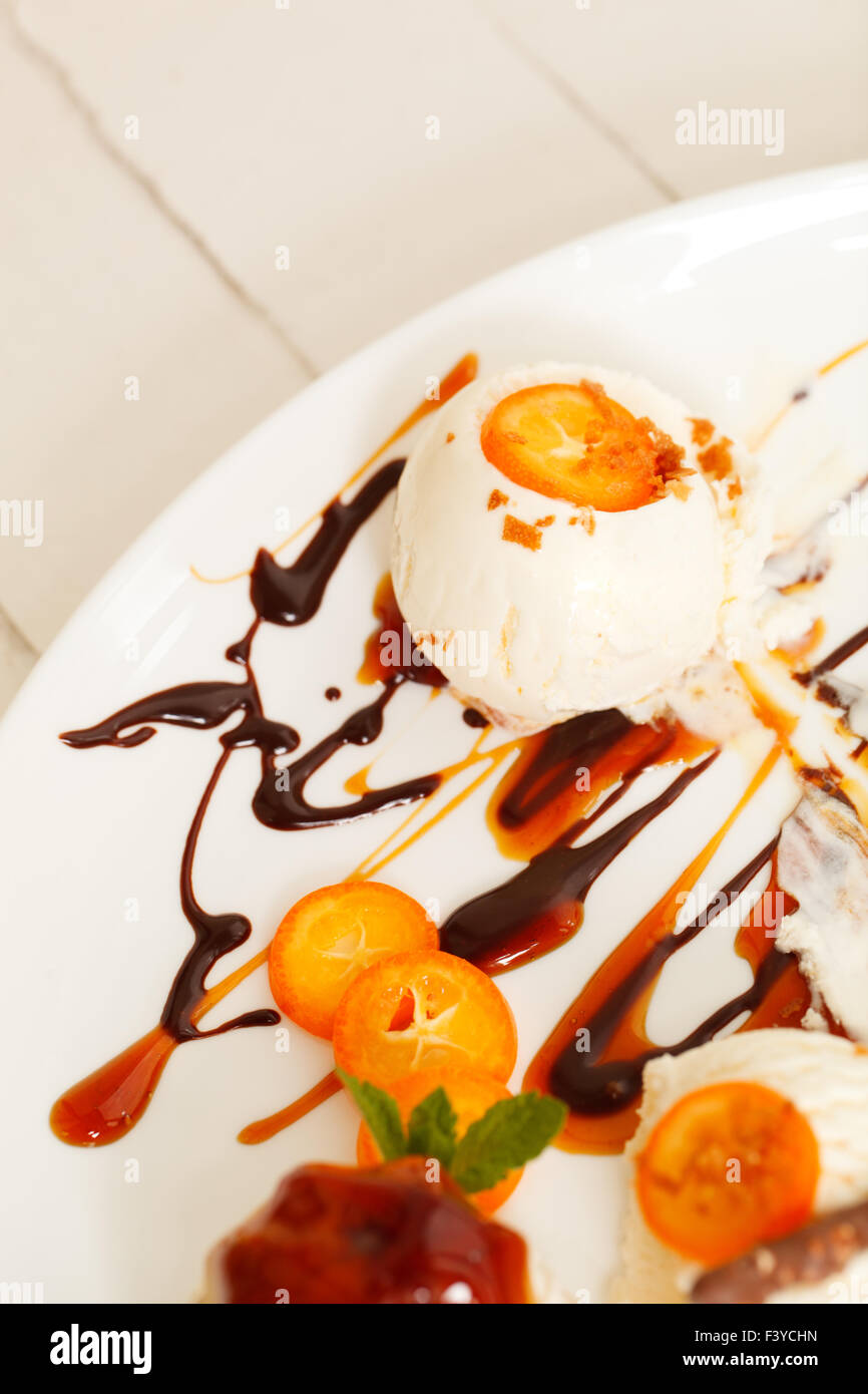 Vanille-Eis mit in Scheiben geschnittenen kumquats Stockfoto