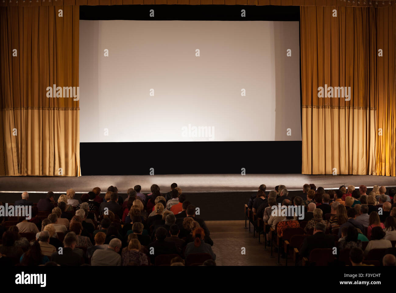 Publikum vor weißen Kinoleinwand Stockfoto