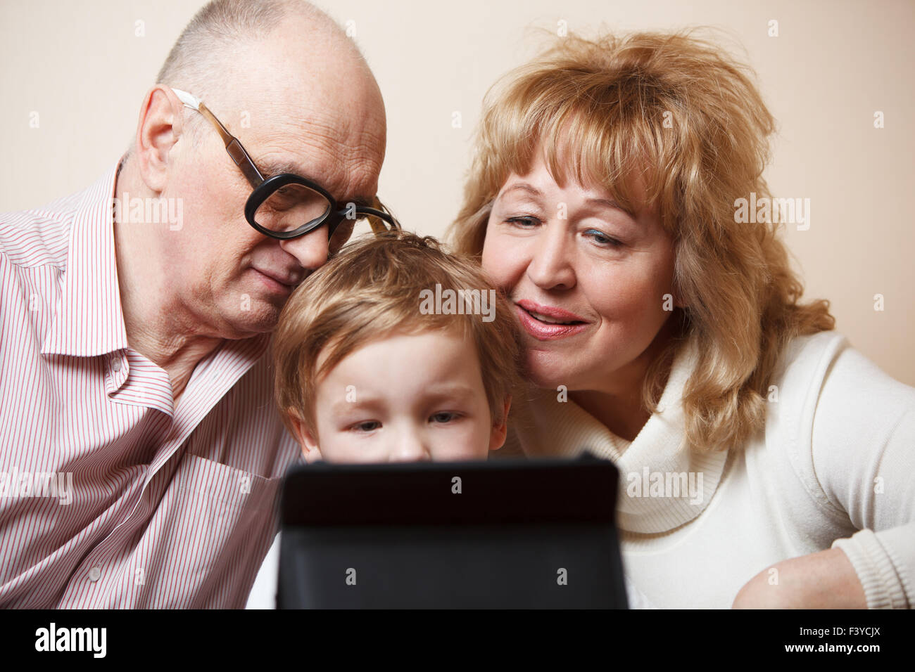 Familienzeit mit touchpad Stockfoto
